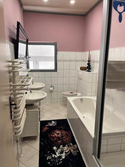 נויברנדנבורג Fewo Mit 3 Sz, Direkte Innenstadtlage, Suedterrasse, Parkplatz Auf Dem Eigenem Privatgrundstueck, 2X E-Bike Und E-Autoladesaeule Inklusive, Konzertkirche, Schauspielhaus, Fh, Jahnsportforum Sowie Der Tollensesee Sind Fusslaeufig In Ein Paar Minuten E מראה חיצוני תמונה